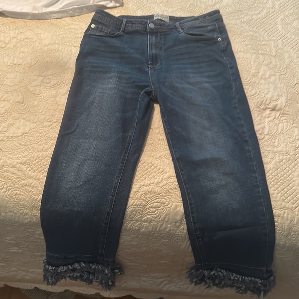 Super cute rough fringe edge